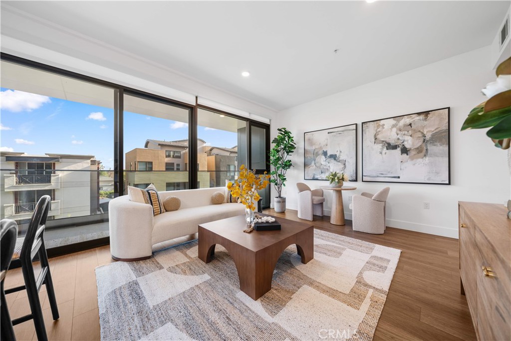 709 E Walnut Street 415