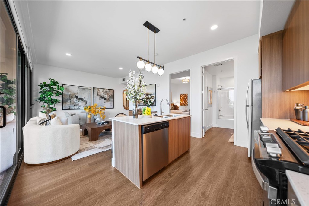 709 E Walnut Street 415