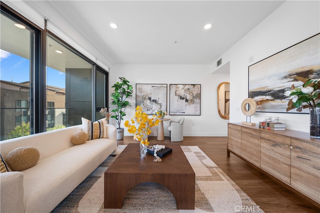 709 E Walnut Street 415