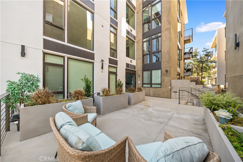 709 E Walnut Street 415