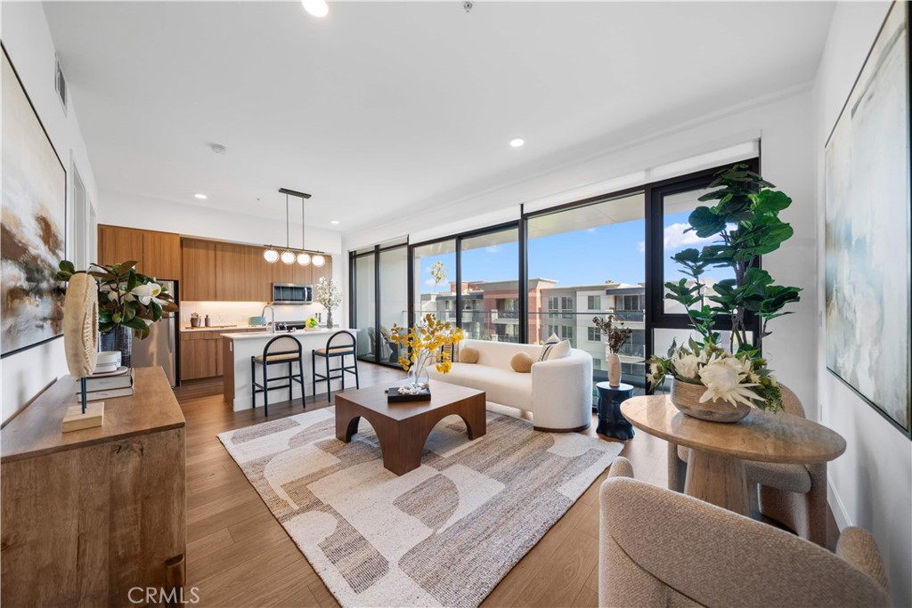 709 E Walnut Street 415