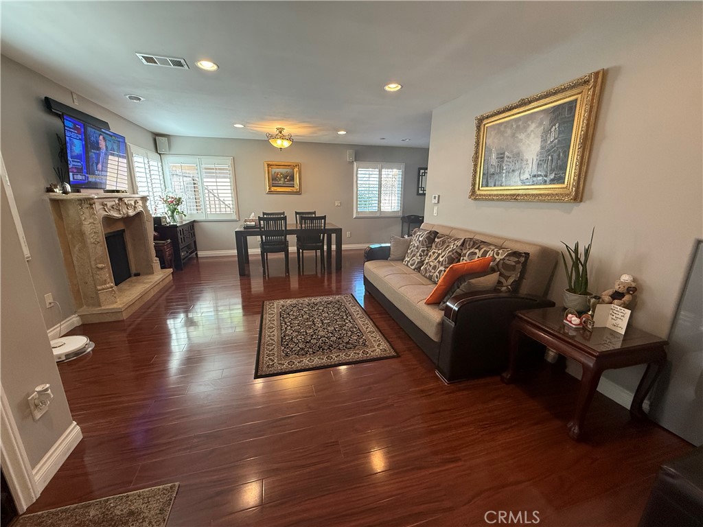 6046 N Willard Avenue