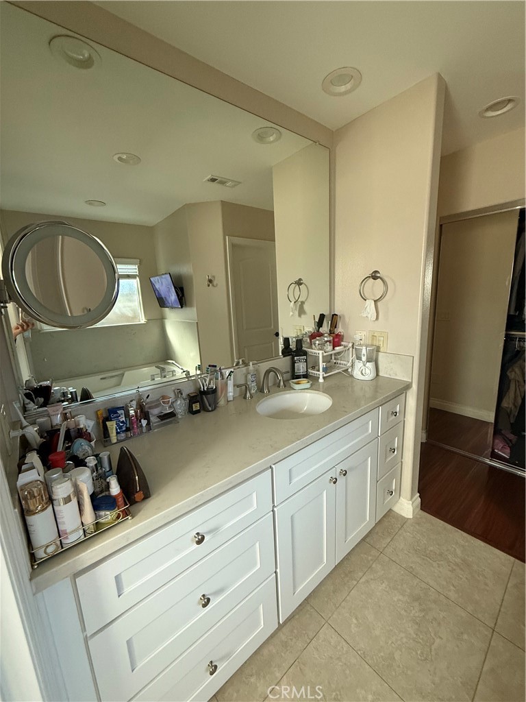 6046 N Willard Avenue