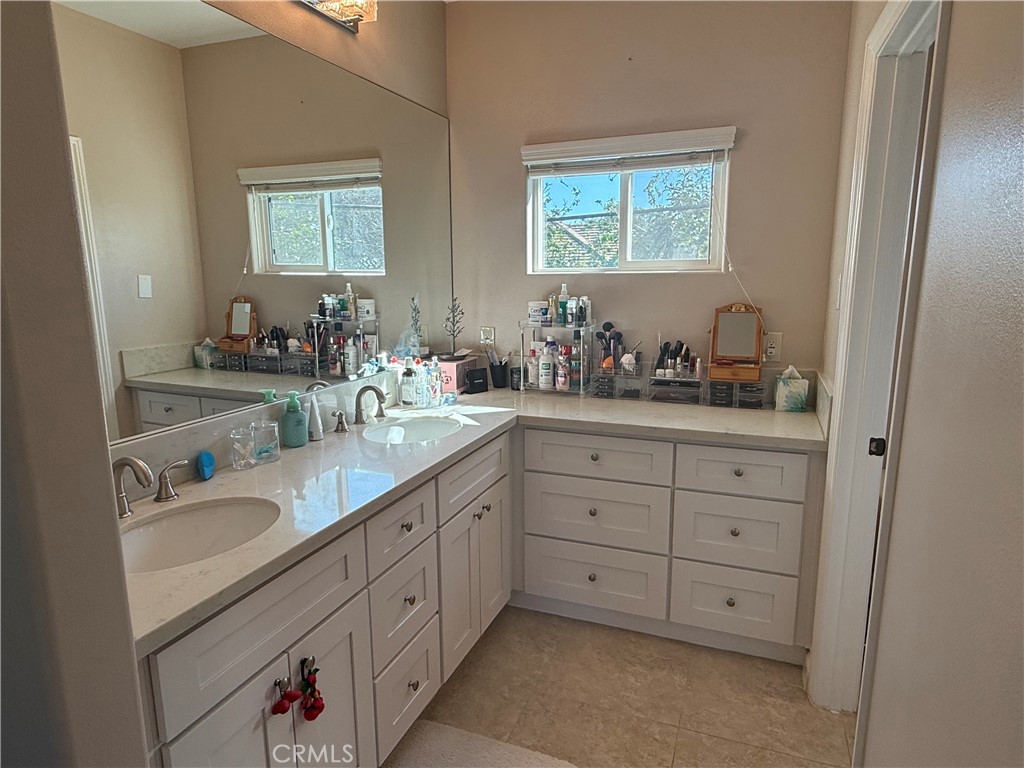 6046 N Willard Avenue