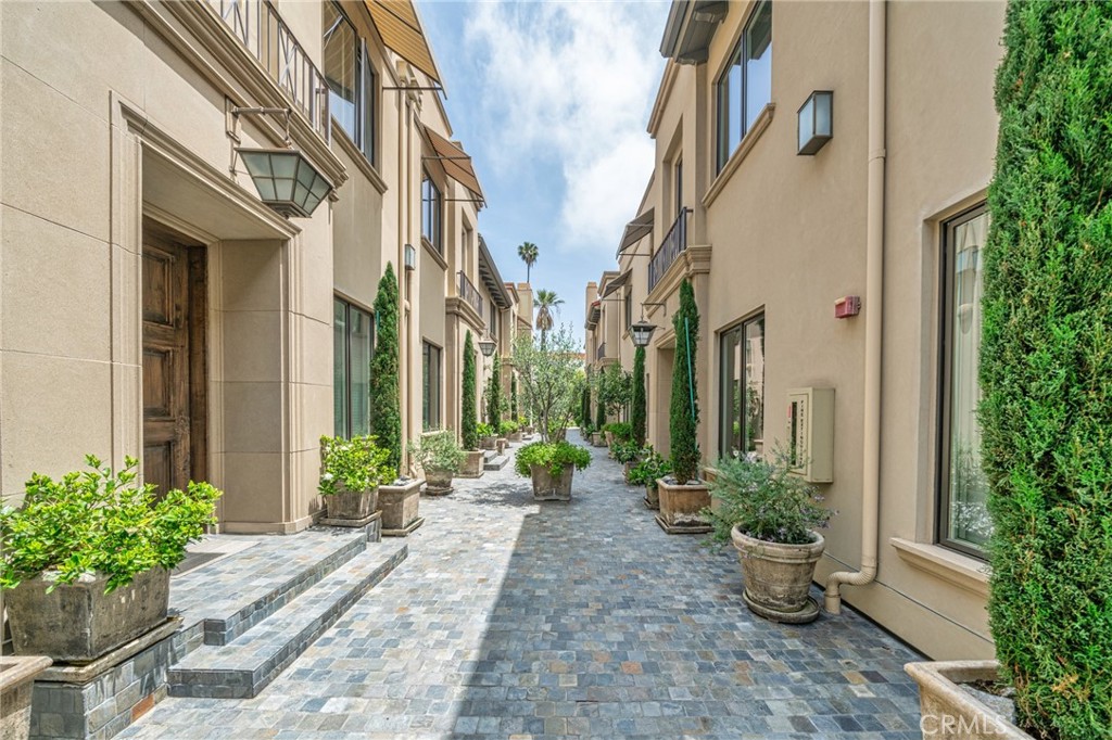 823 S Bundy Drive 110