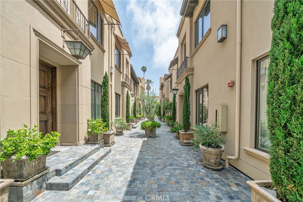 823 S Bundy Drive 110