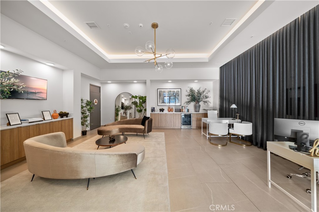 709 E Walnut Street 219