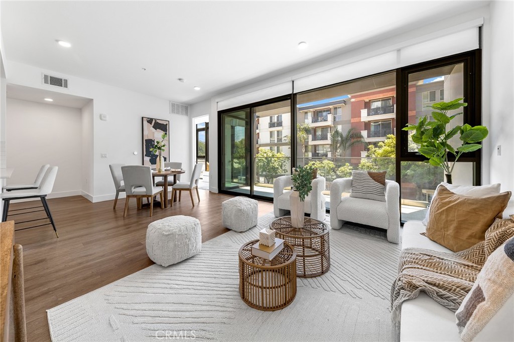 709 E Walnut Street 228