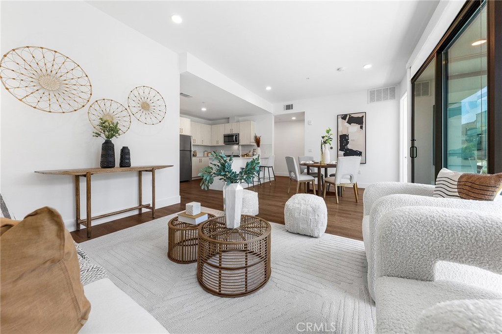 709 E Walnut Street 228