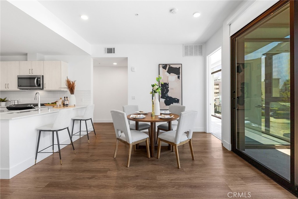 709 E Walnut Street 228