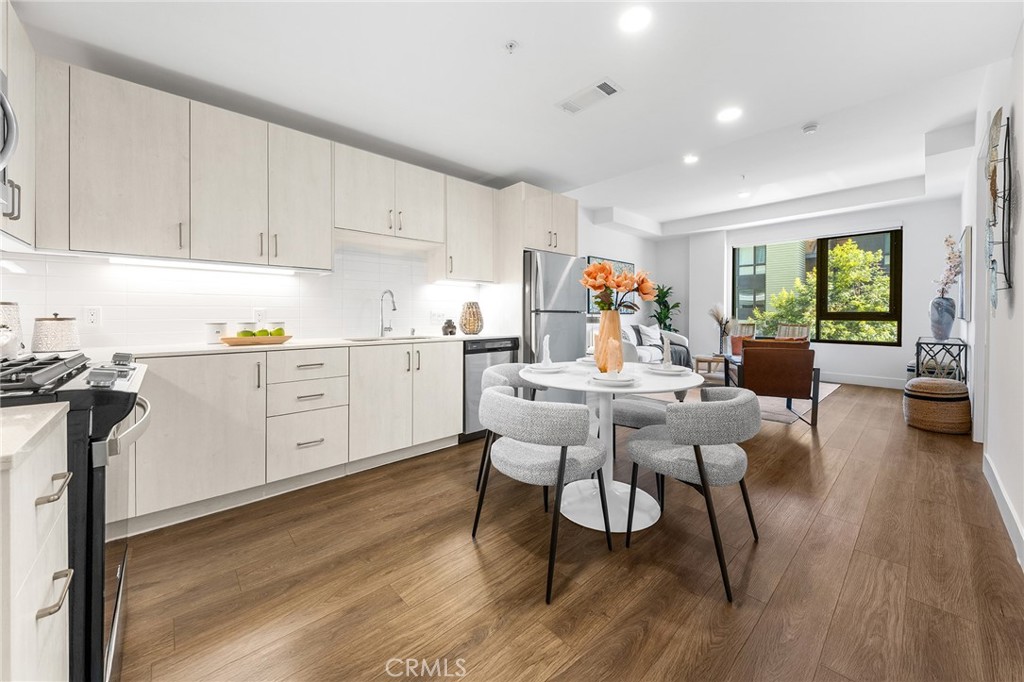 709 E Walnut Street 214