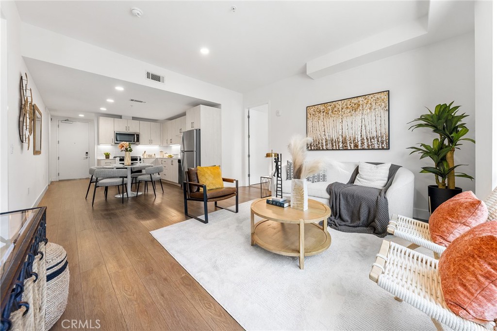 709 E Walnut Street 214
