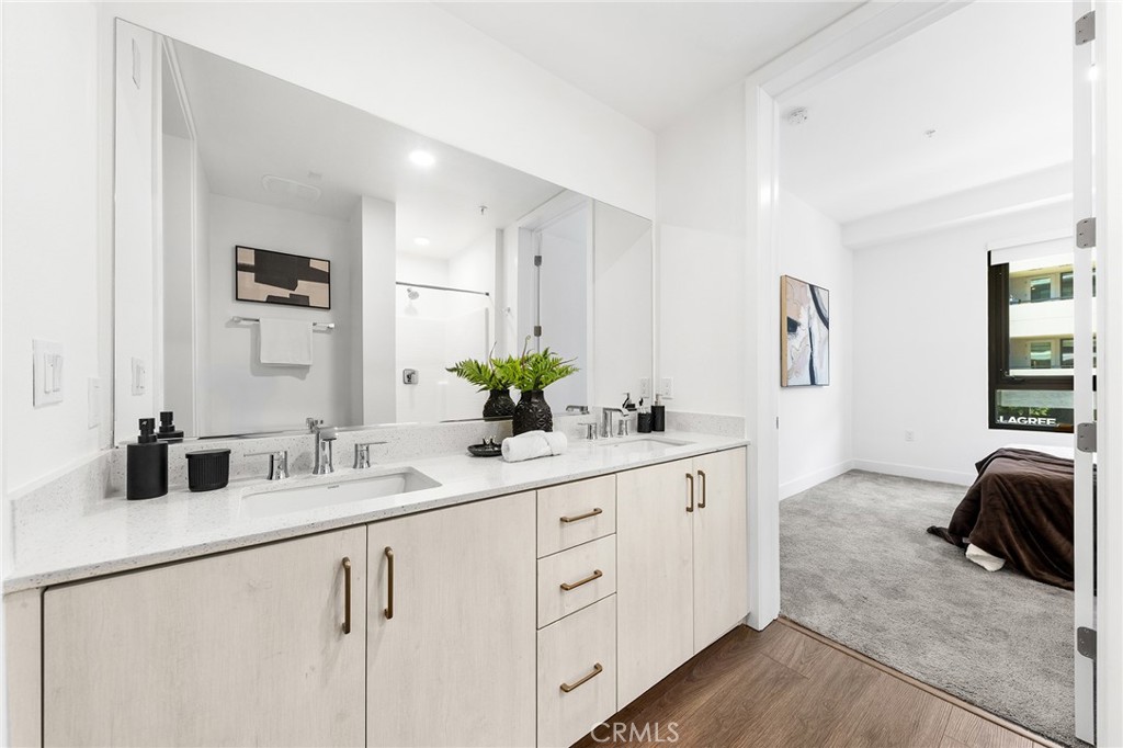 709 E Walnut Street 214