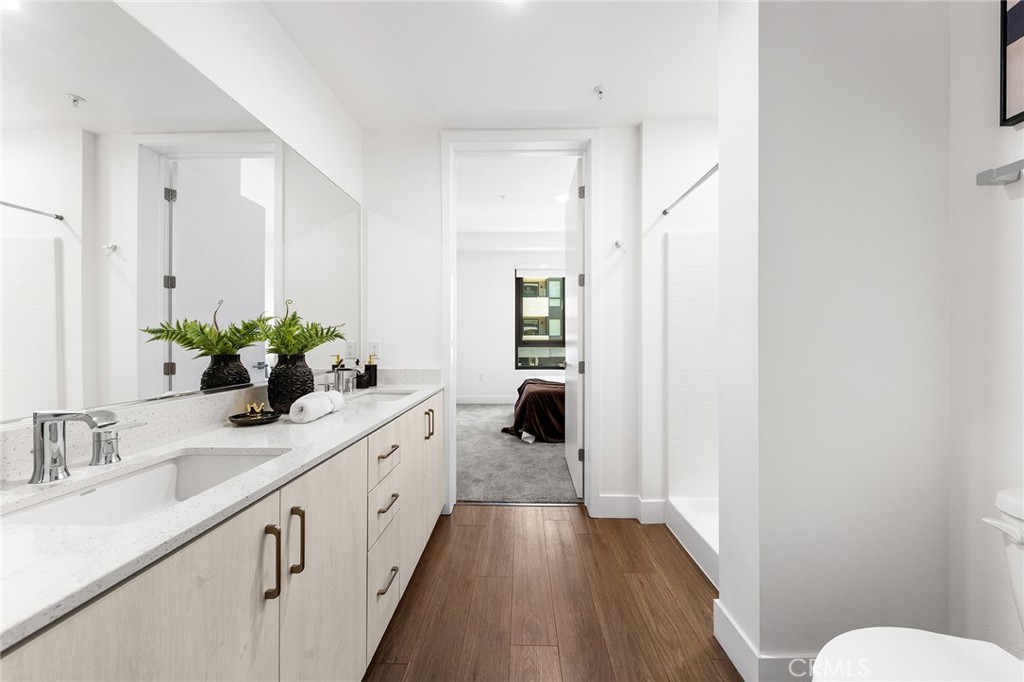 709 E Walnut Street 214