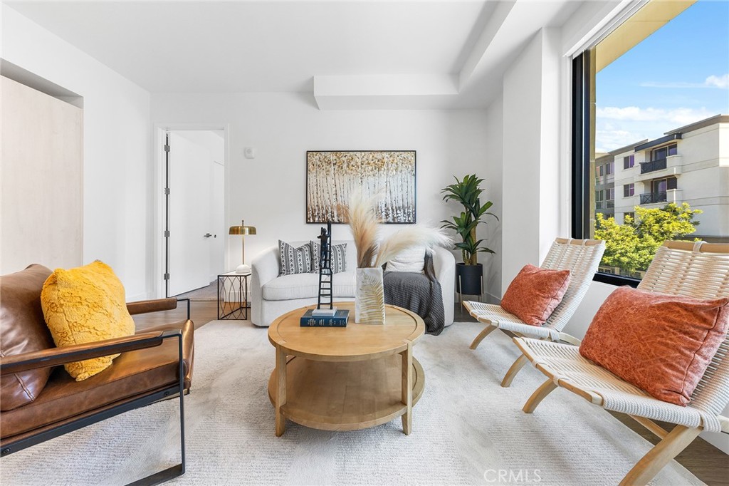 709 E Walnut Street 214