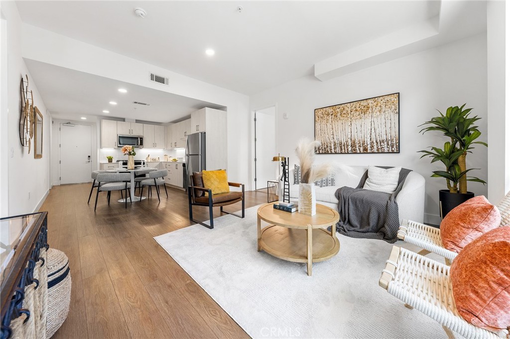 709 E Walnut Street 214