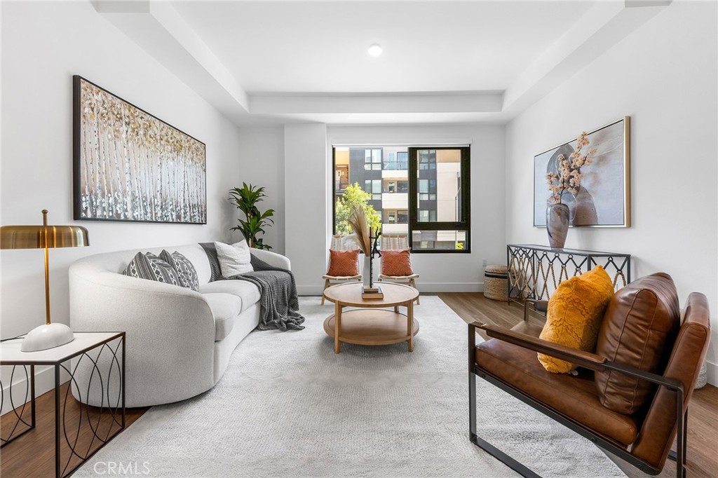 709 E Walnut Street 214