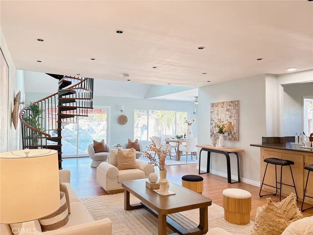201 las tunas Drive