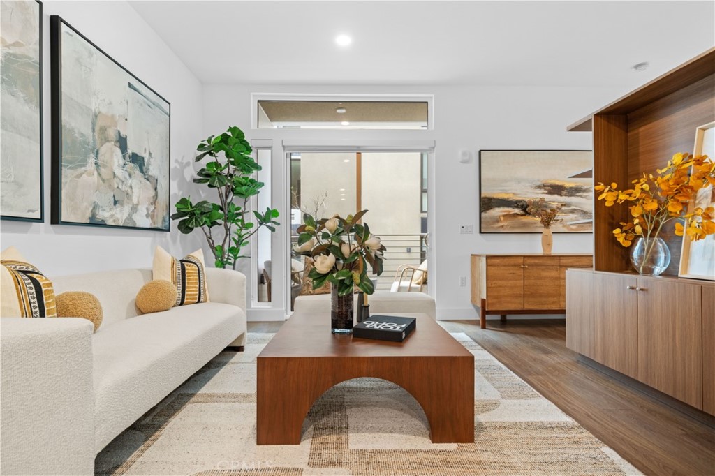 709 E Walnut Street 318