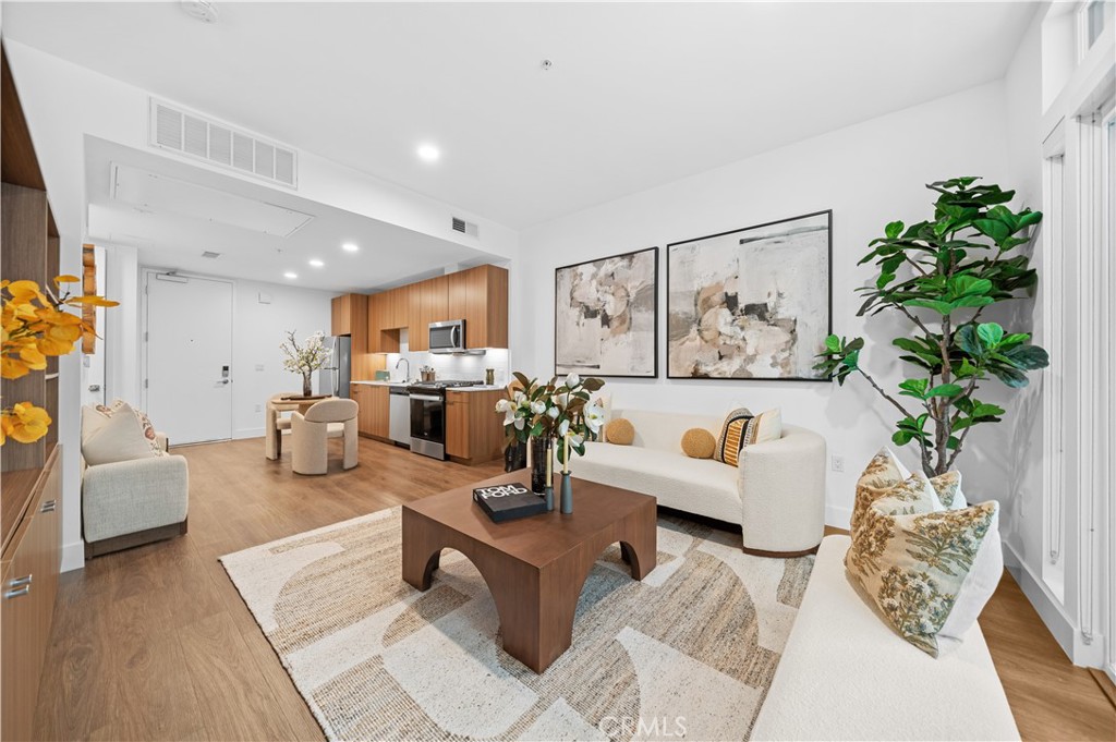 709 E Walnut Street 318