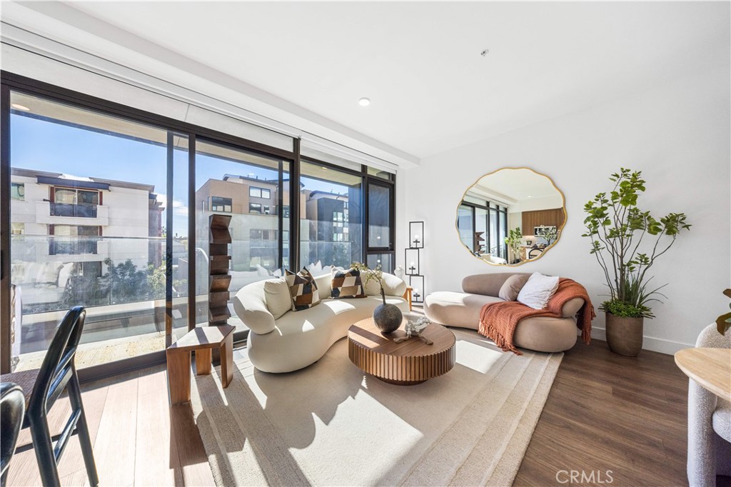 709 E Walnut Street 315