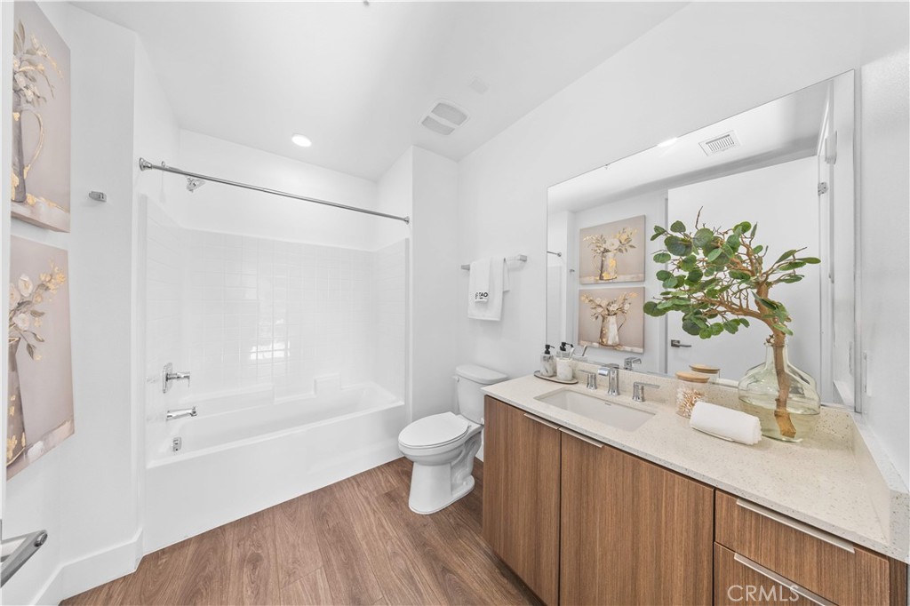 709 E Walnut Street 315