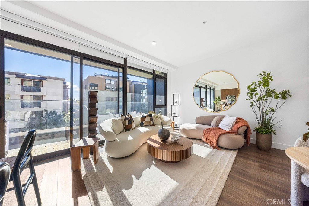 709 E Walnut Street 315