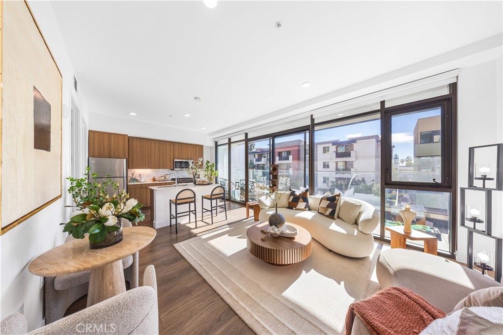 709 E Walnut Street 315