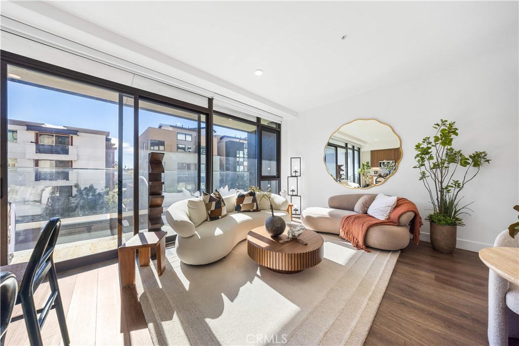 709 E Walnut Street 315