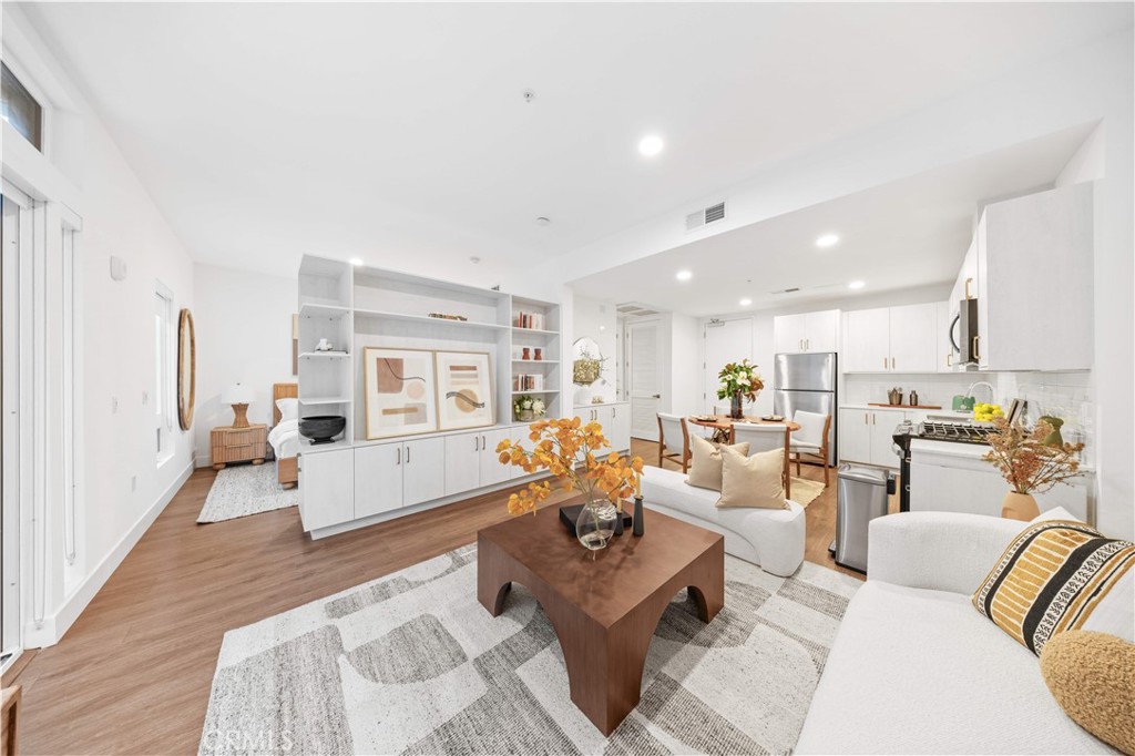 709 E Walnut Street 222