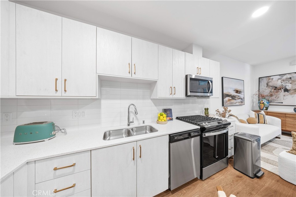 709 E Walnut Street 222