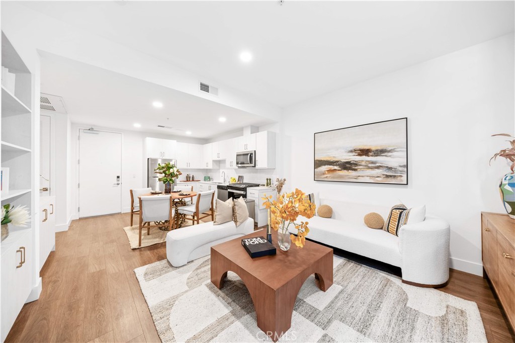 709 E Walnut Street 222