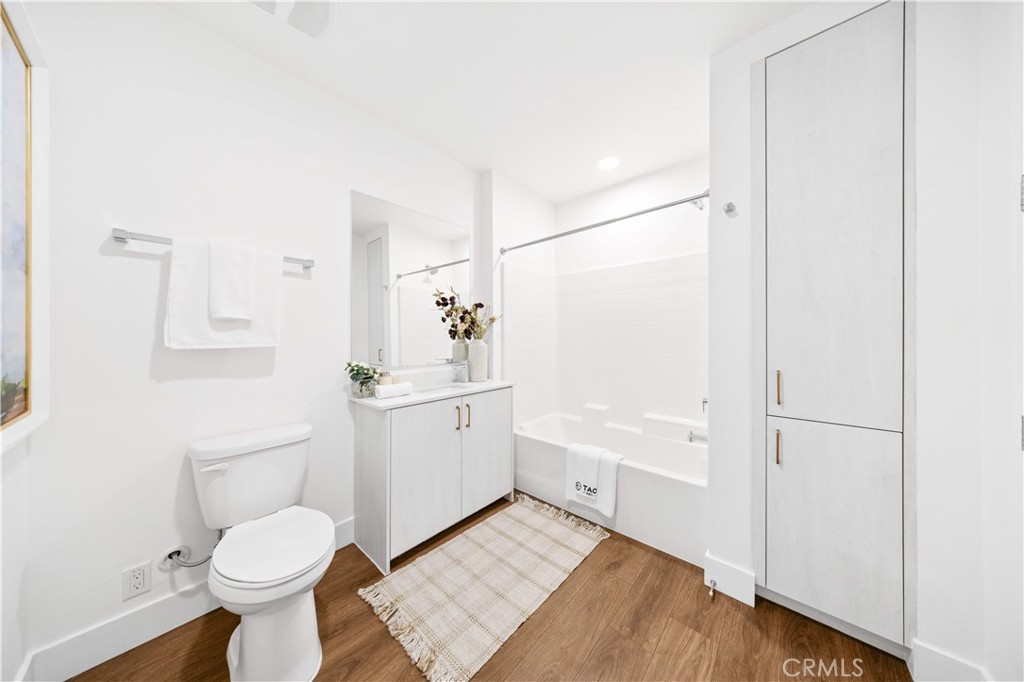 709 E Walnut Street 222