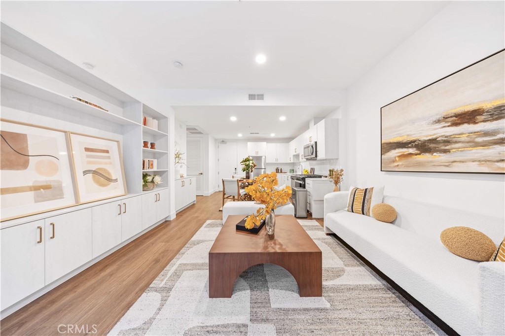 709 E Walnut Street 222