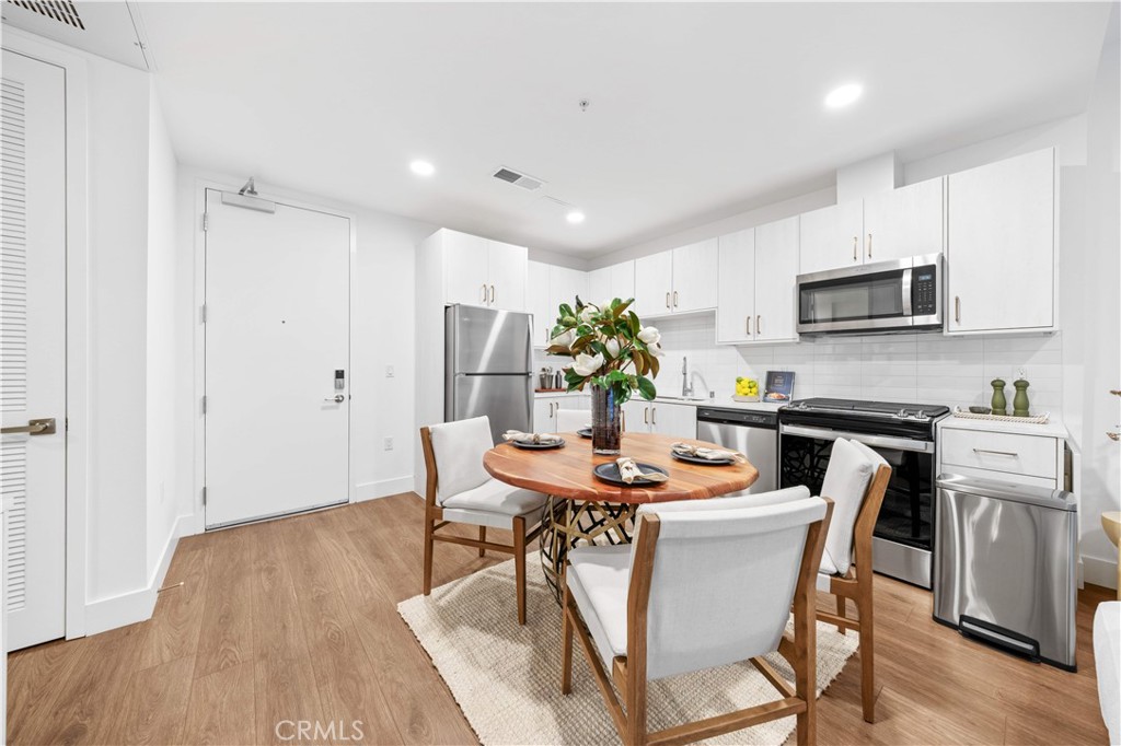 709 E Walnut Street 222