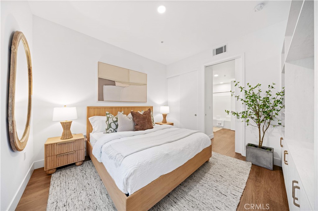 709 E Walnut Street 222