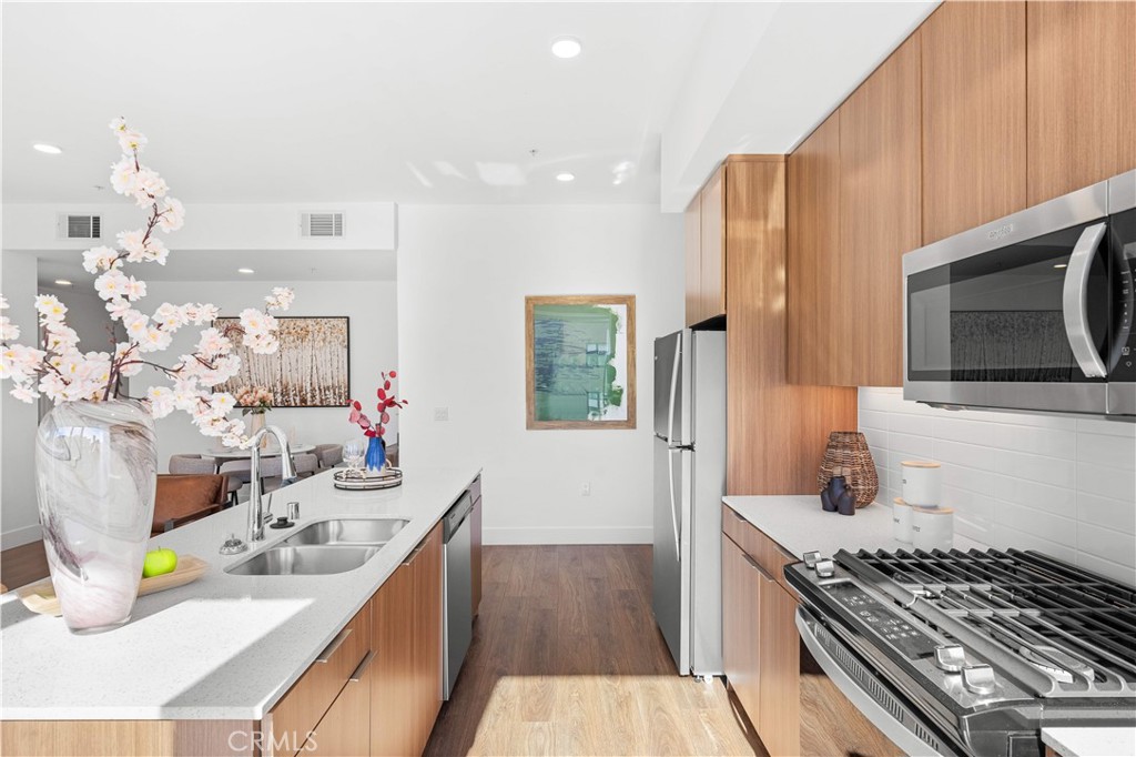 709 E Walnut Street 417