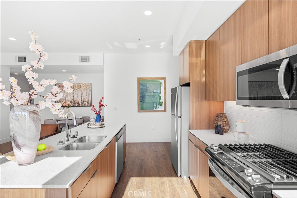 709 E Walnut Street 417