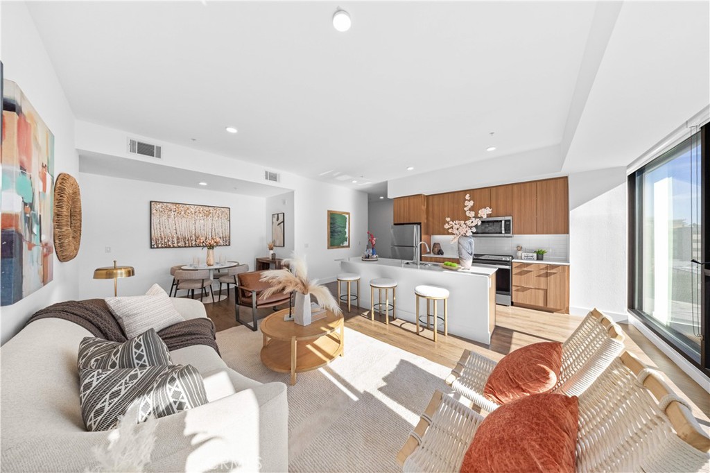 709 E Walnut Street 417