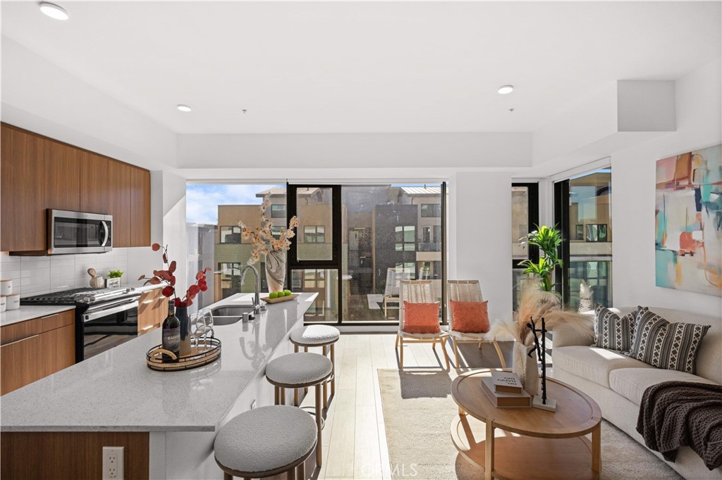 709 E Walnut Street 417