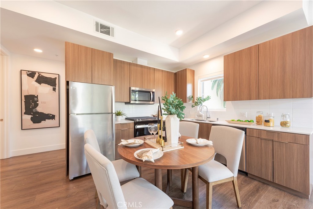 709 E Walnut Street 420