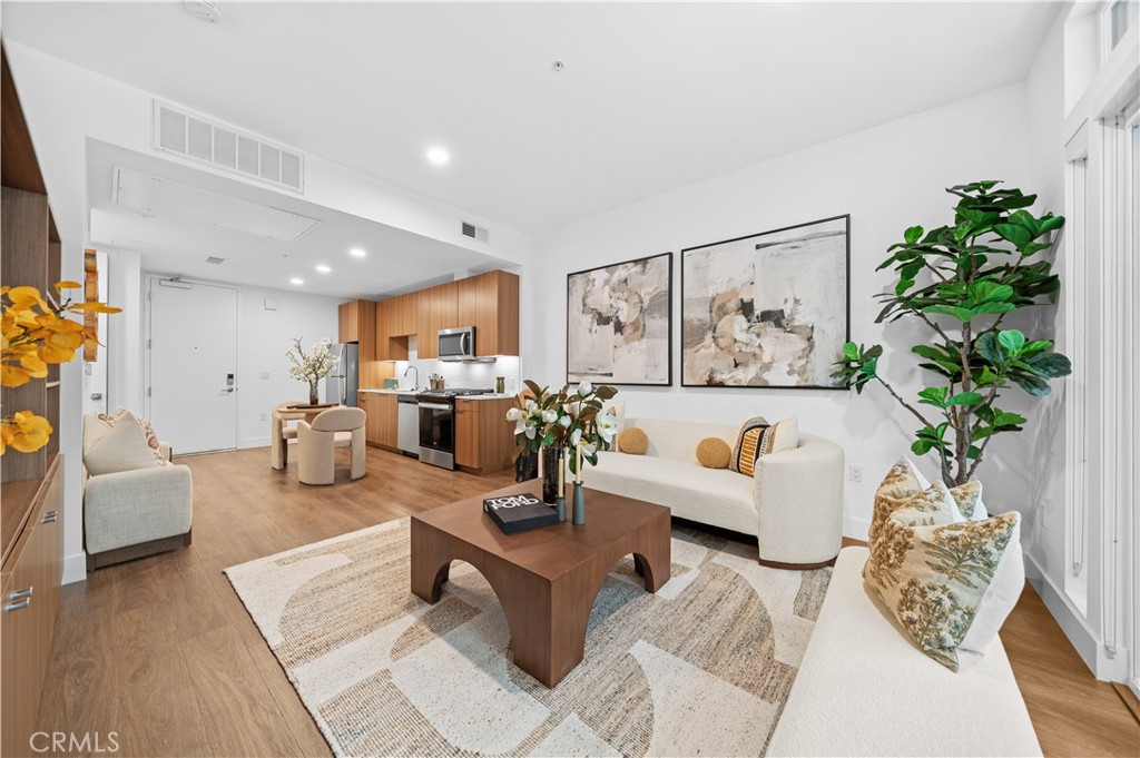 709 E Walnut Street 319