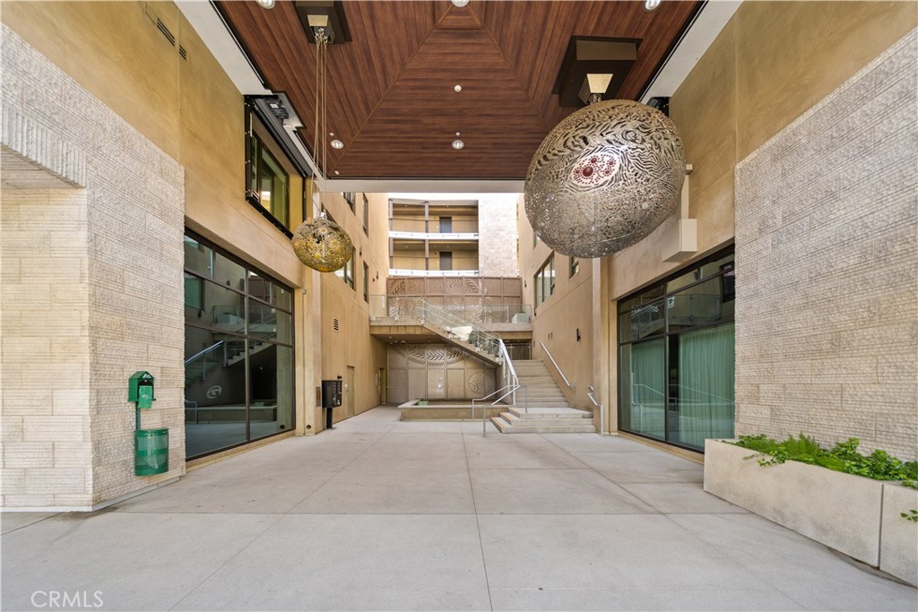 709 E Walnut Street 319