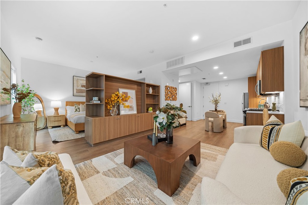 709 E Walnut Street 319