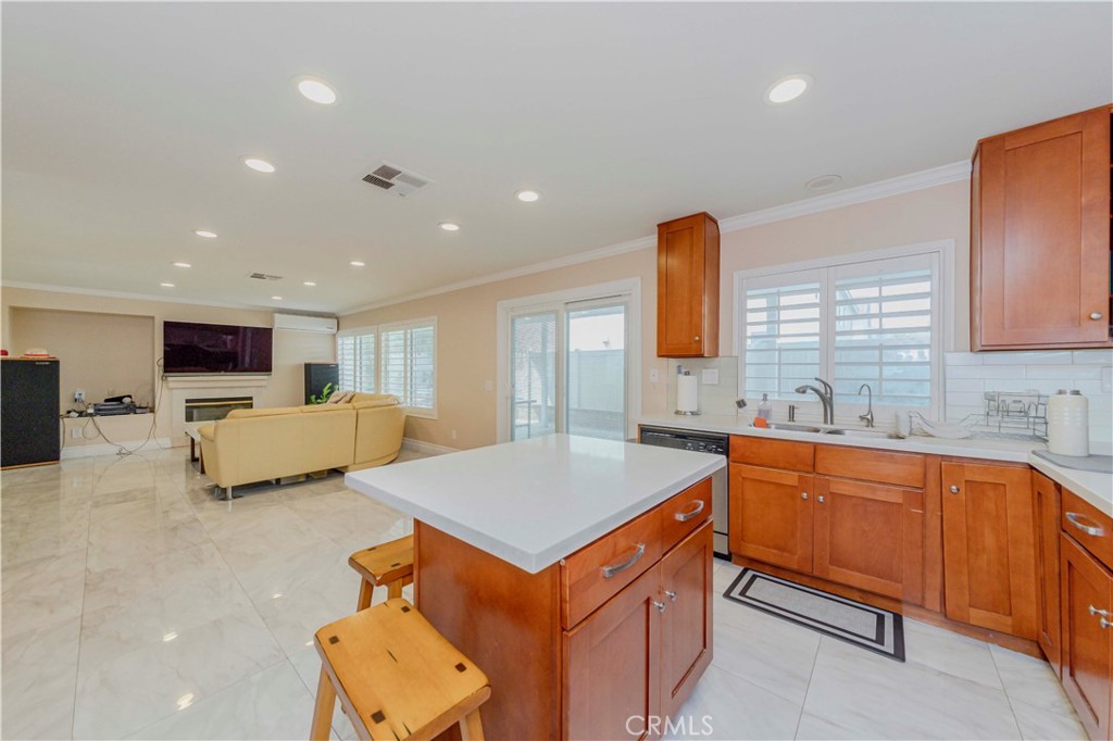 1528 W Delvale