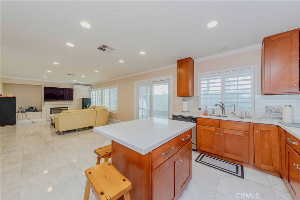 1528 W Delvale