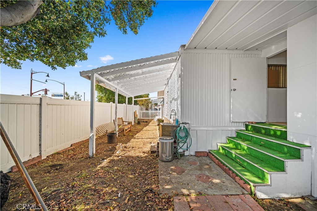 1035 E Huntington