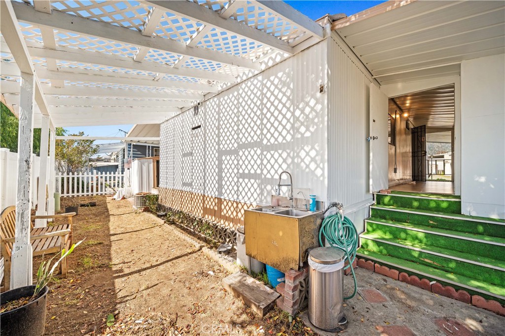 1035 E Huntington