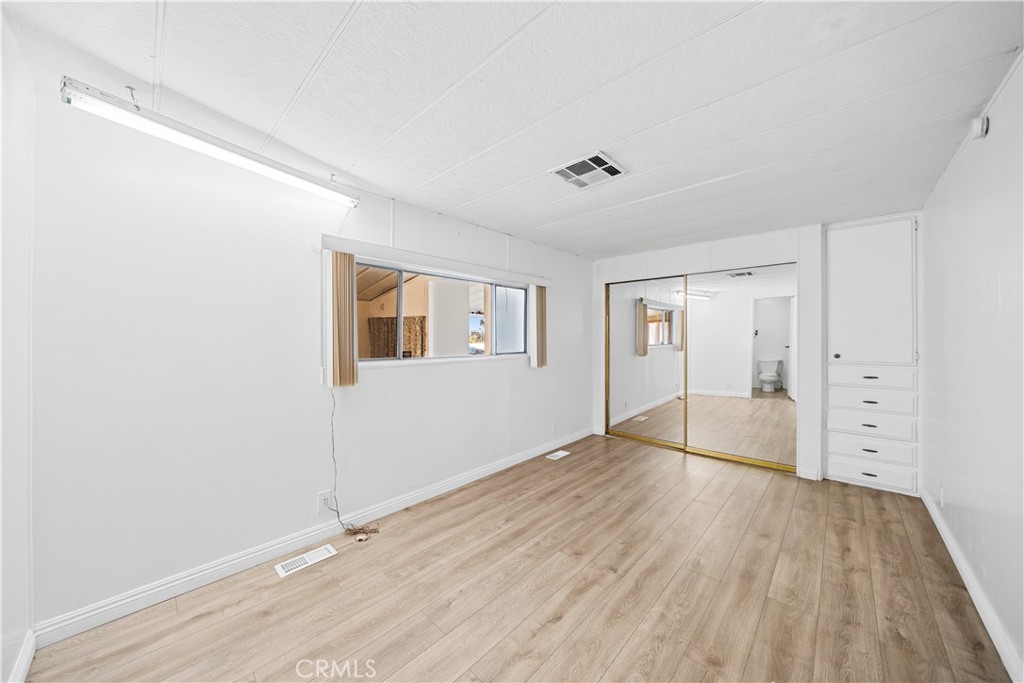 1035 E Huntington