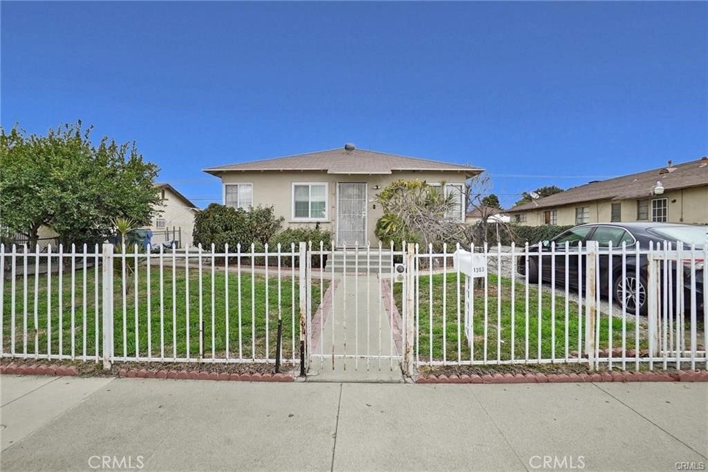 1303 1305 E Kingsley Avenue